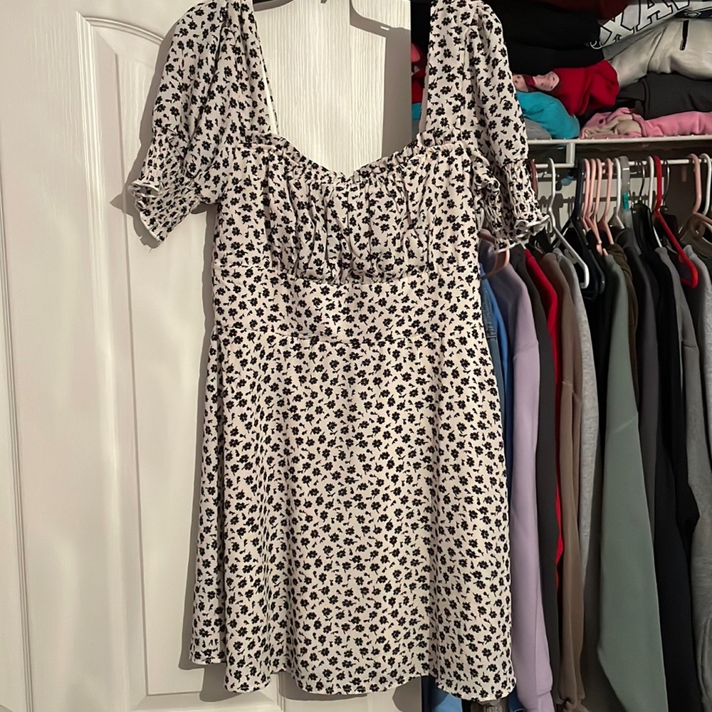 white and black flower dress super flattering